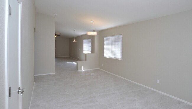 Building Photo - All tile 4 bedroom home in Oro Valley!