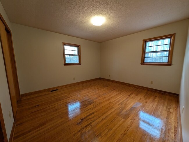 Building Photo - Available to Show