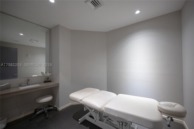 Building Photo - 1300 Brickell Bay Dr