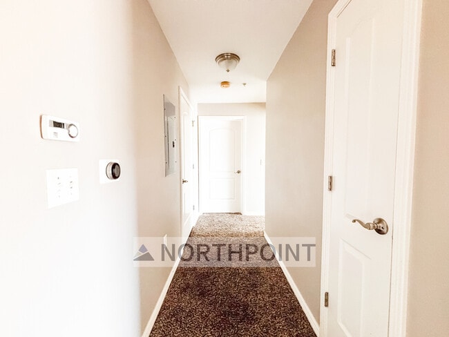 Building Photo - 2 Bed 2 Bath Condo - 9 foot ceilings with ...
