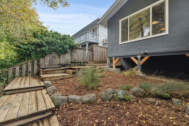 Building Photo - Updated Woodland Estates Home