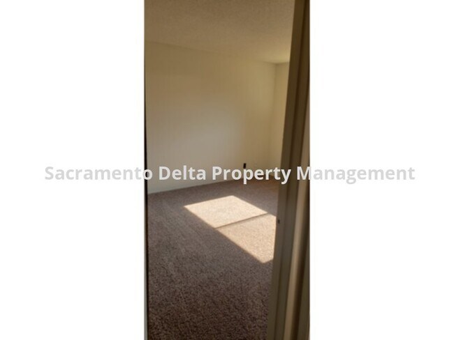 Building Photo - NORTH HIGHLAND DUPLEX