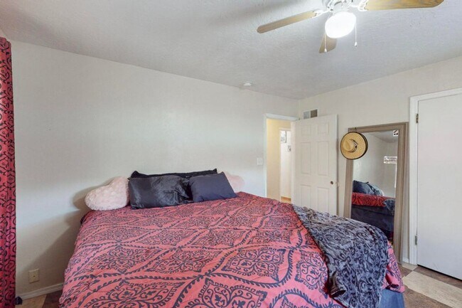 Building Photo - COMING SOON Cozy 4 bed -1 bath - Close to Uptown
