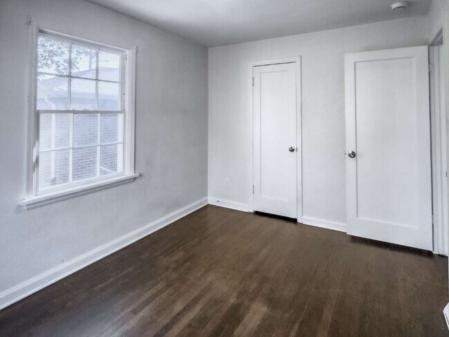 Building Photo - "Spacious 5-Bedroom Gem on Locust Street – 2,053 Sq. Ft. of Comfort in Denver's Heart!"