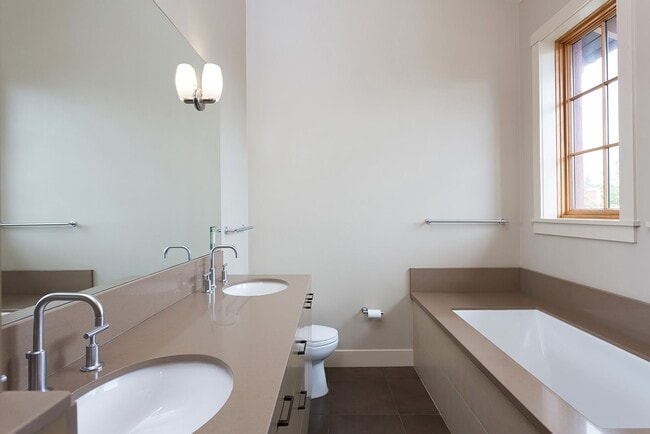 Building Photo - Available Unit In The Heart Of Elmwood!