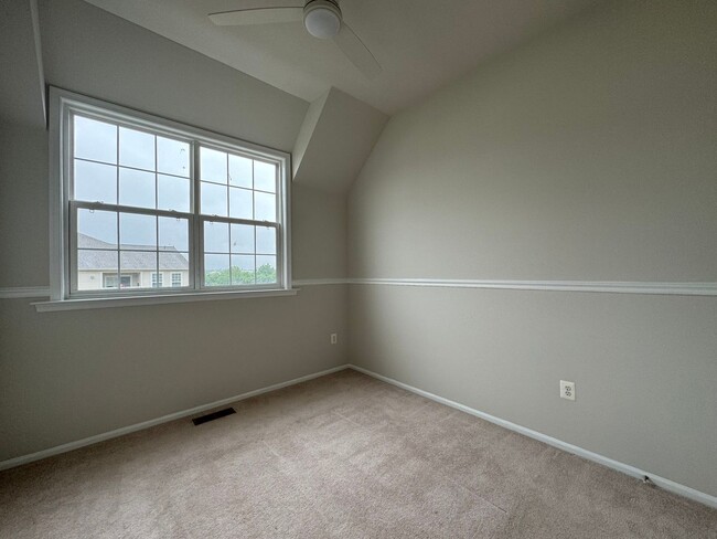 Building Photo - Fantastic 3 Bed 2.5 Bath Brick Townhome In...