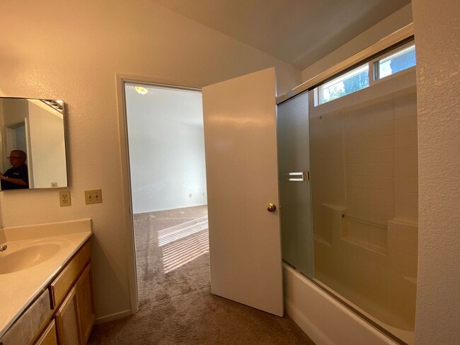 Building Photo - Large Four Bed, Three Bath Home with a Pool