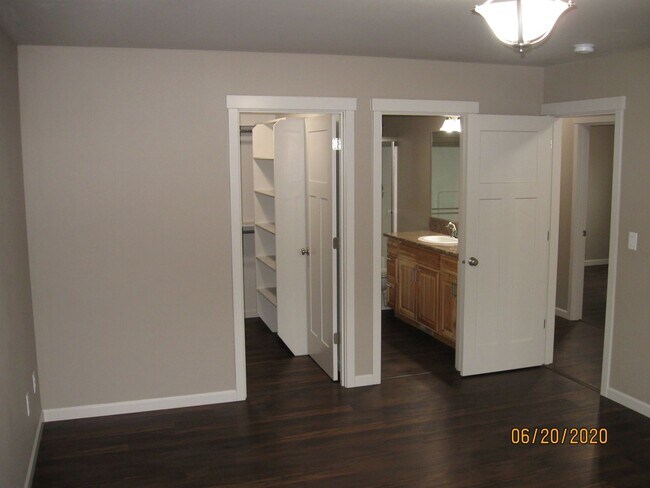 Building Photo - Must See 3 Bedroom with Fenced Yard!