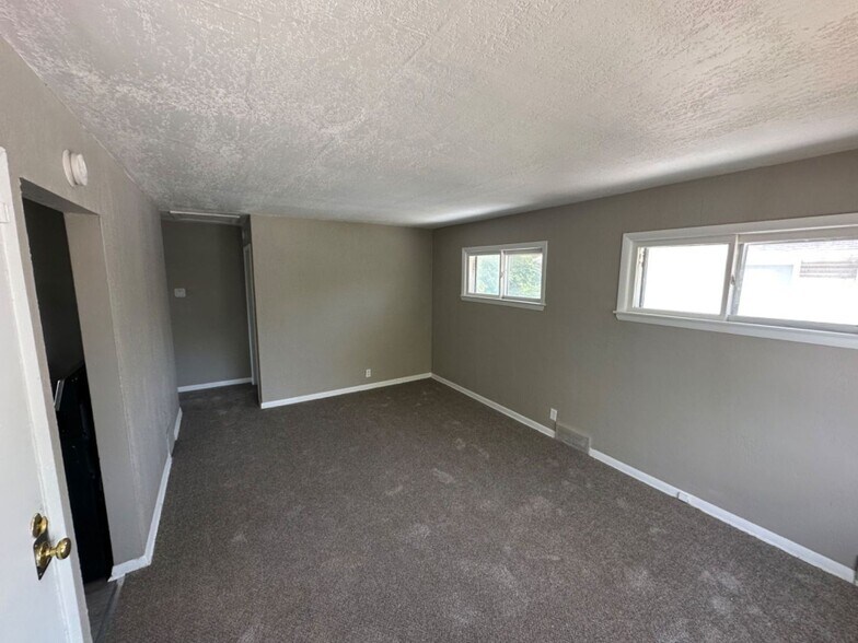 Building Photo - 5641 N 61st St