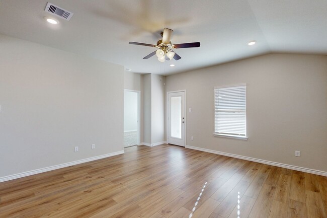 Building Photo - 3 Bedroom 2 bath with Home Office and 2 ca...