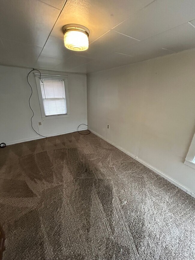 Building Photo - 738 9th Ave W