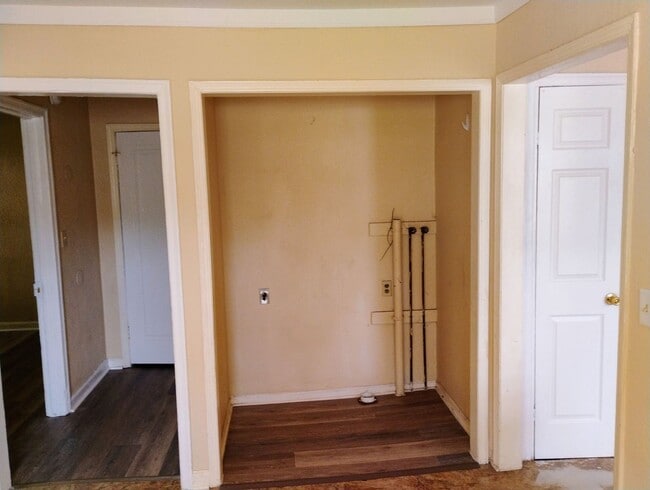 Building Photo - 3 bed 2 Bath Home Super Large Back Yard