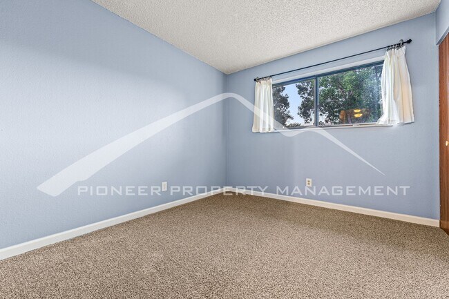 Building Photo - Charming condo with Central AC and Washer ...