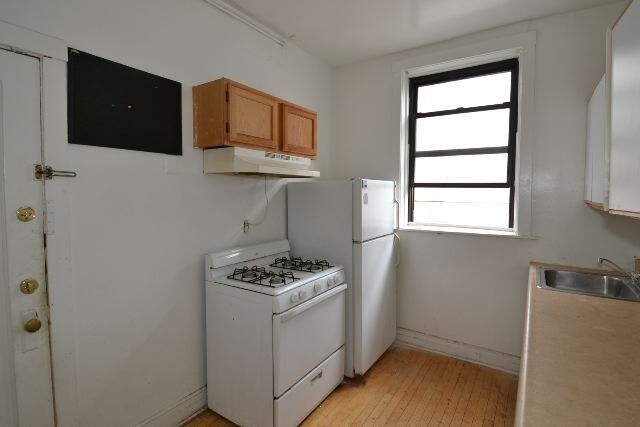 Building Photo - 822 W Waveland Ave