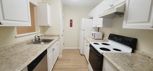 Building Photo - CLOSE TO CAMPUS 3/3 w/ Washer/Dryer, Lawn Maintenance Included, & More! $1900/month Avail startin...