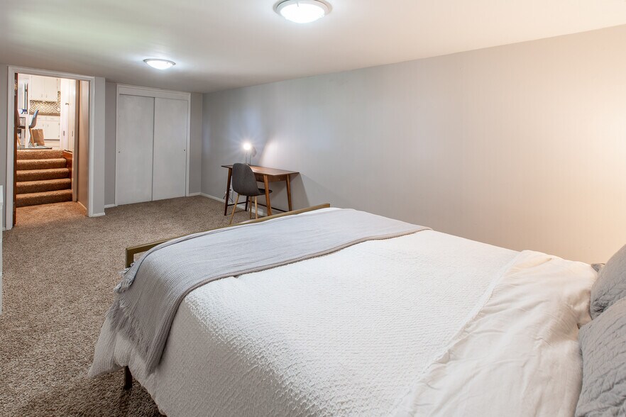 Building Photo - 2401 Birch Ln