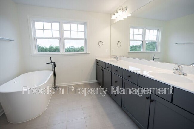 Building Photo - 2425 Morgans Point Dr