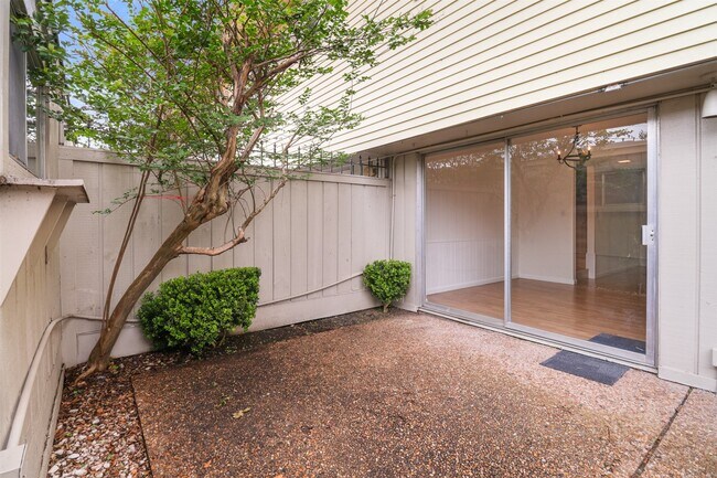 Building Photo - 6332 Chevy Chase Dr