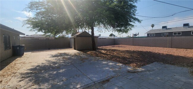 Building Photo - 1608 E McDonald Ave