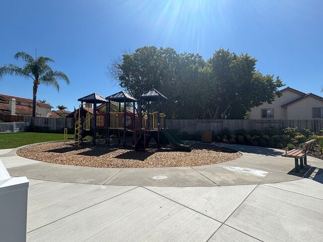Building Photo - Beautiful Oceanside Home with Vaulted Ceil...
