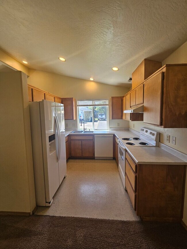 Building Photo - 3 Bedroom Home Near Schools!