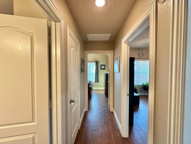 Building Photo - Stunning 3 Bed 2 Bath in Flint!