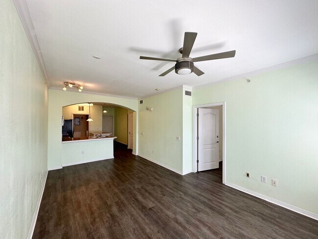 Building Photo - 2/2 Condo Near UT!
