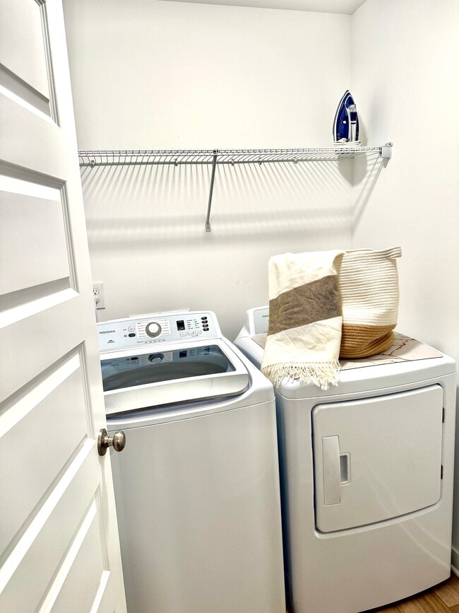 Building Photo - Luxury Townhome