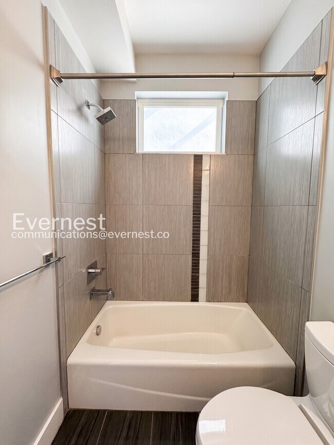 Building Photo - 3 Bed/3 Bath Townhome with Garage / Available Now!