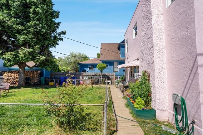 Building Photo - Charming close-in Foster-Powell studio in four-plex—Updated kitchen & bath, shared laundry, share...