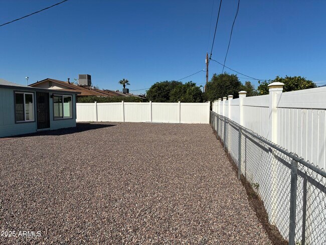 Building Photo - 10530 W Hope Dr
