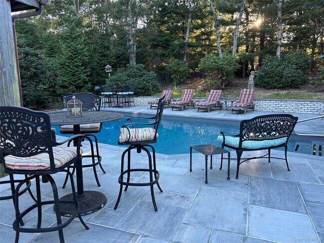 Building Photo - 40 Bonac Woods Ln