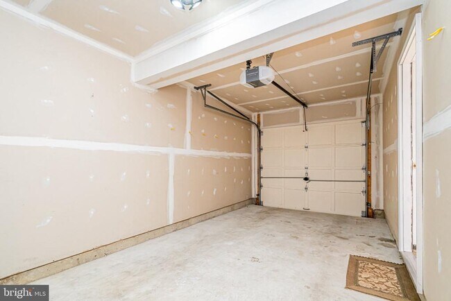 Building Photo - 2507 James Maury Dr