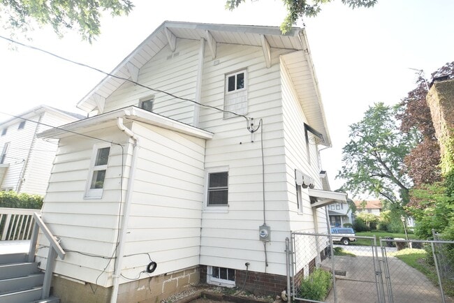 Building Photo - Near Notre Dame  2 Story 3 bedroom with 2 car garage