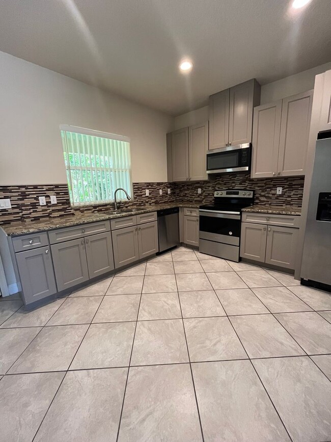 Building Photo - Charming 3 bedroom, 2 bathroom dulplex loc...
