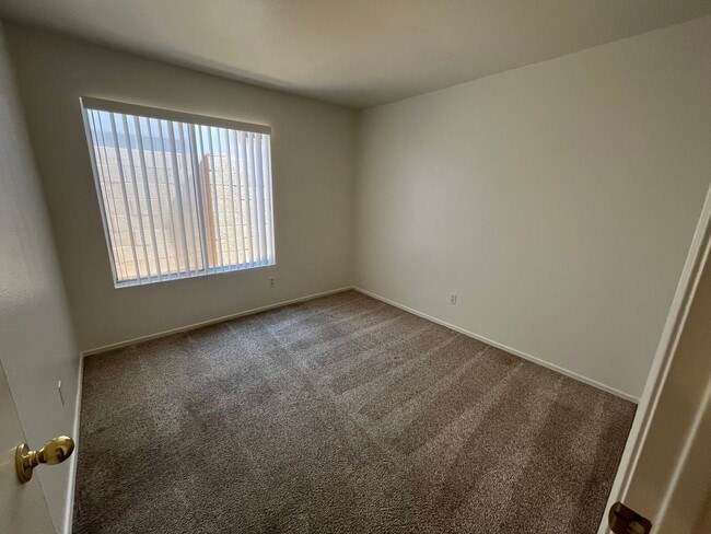 Building Photo - 4 Weeks of Free Rent! - Three bedroom Sing...