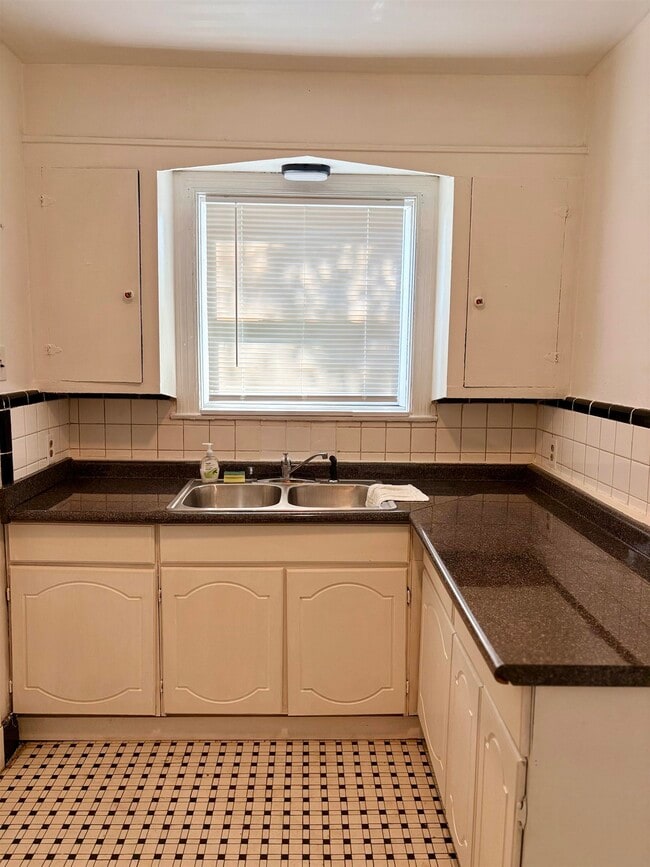 Building Photo - 827 E Mallory Ave