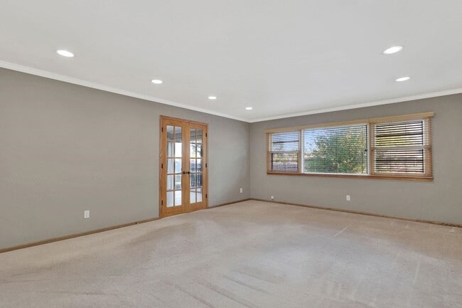 Building Photo - Coming available in February!