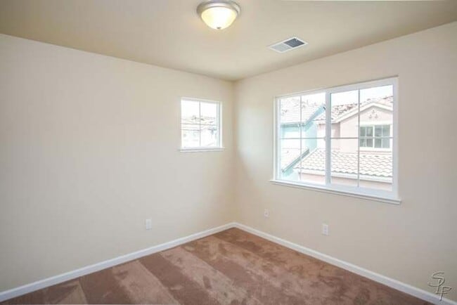 Building Photo - 3 Bedroom 2.5 Bath Family Home