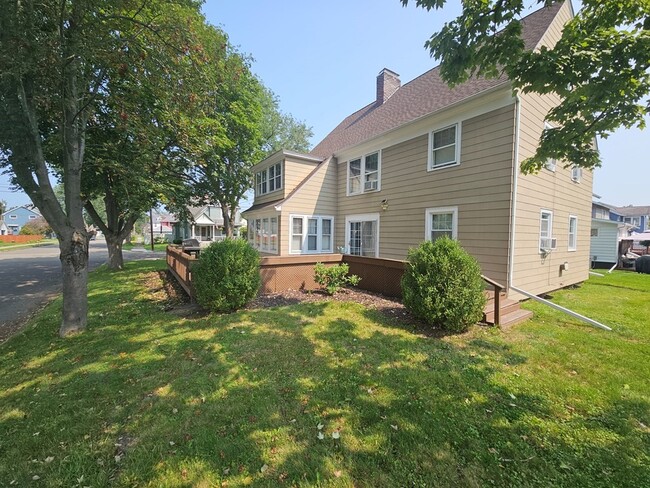 Building Photo - 465 Beecher St