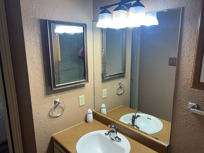 Building Photo - 2212 Silverhill Dr