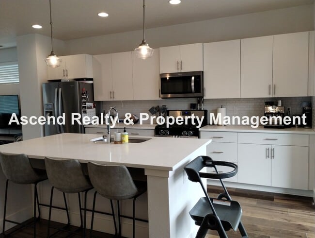Building Photo - Like New 4 Bed Beauty Full Bed & Bath on Main Next to Commonwealth Lake & Minutes to Cedar Hills ...