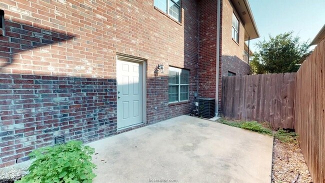 Building Photo - 4 bed 4 bath condo for less than $500 per ...