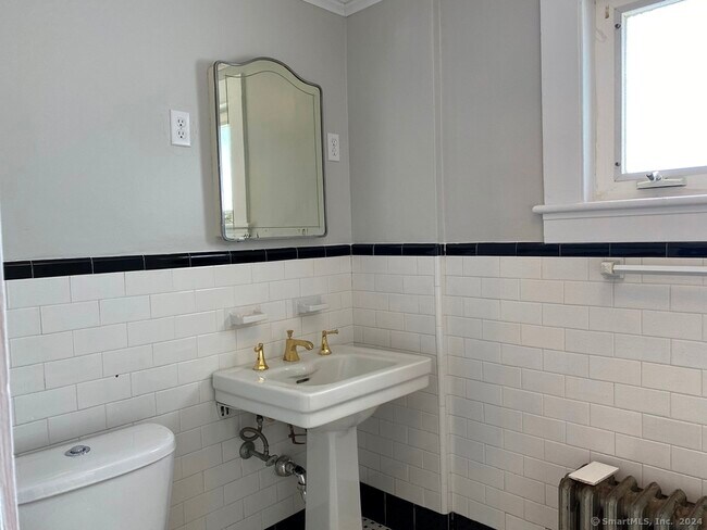 Building Photo - 435 Migeon Ave