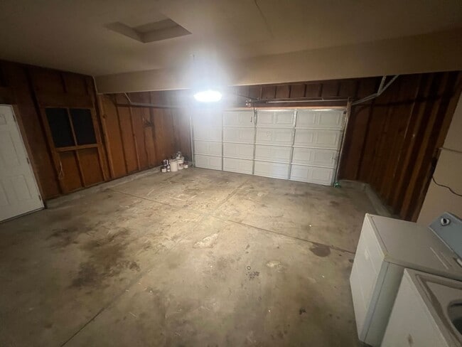 Building Photo - Spacious 4 bed 2 bath home in Fremont. Exc...
