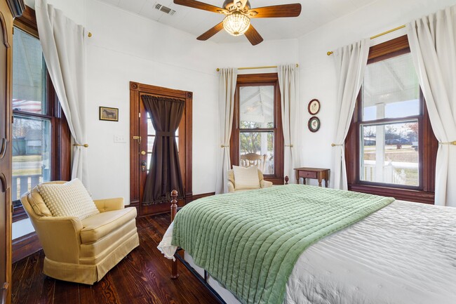 Building Photo - 676 S Waco St