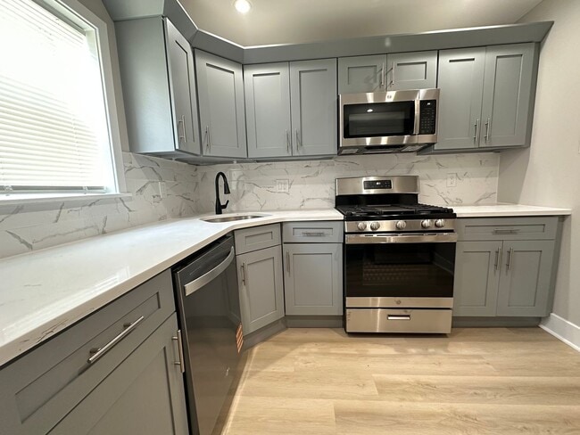 Building Photo - 2 bedrooms 1.5 bathroom House in South Phi...