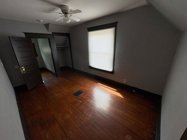Building Photo - Large Kitchen, Hardwood Floors, Laundry included