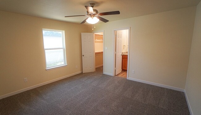 Building Photo - 800 Hemlock Dr