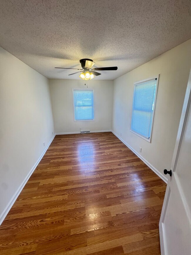 Building Photo - Very Nice Brick Home! Beautiful Country Se...